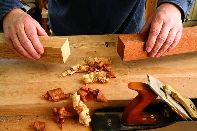 Comment assembler deux pièces de bois avec et sans vis