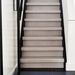 Considérez le revêtement de sol d'escalier