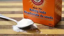 Utilisez du bicarbonate de soude pour frotter les marques
